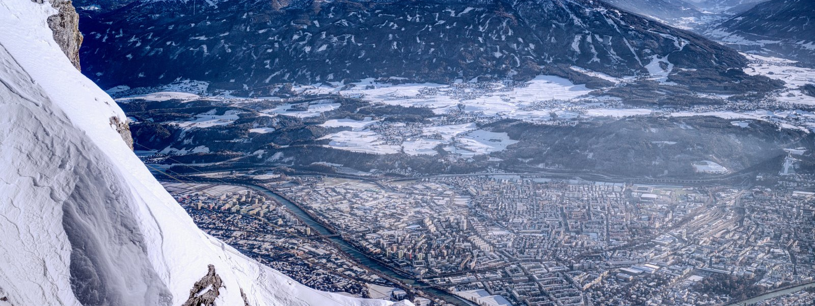 Die Aussicht vom Hafelekar über Innsbruck. Die Nordkette ist im SKI plus CITY Pass Stubai Innsbruck inkludiert.