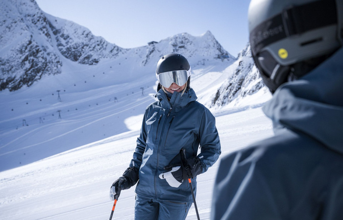 Skifahrer unterhalten sich auf der Piste