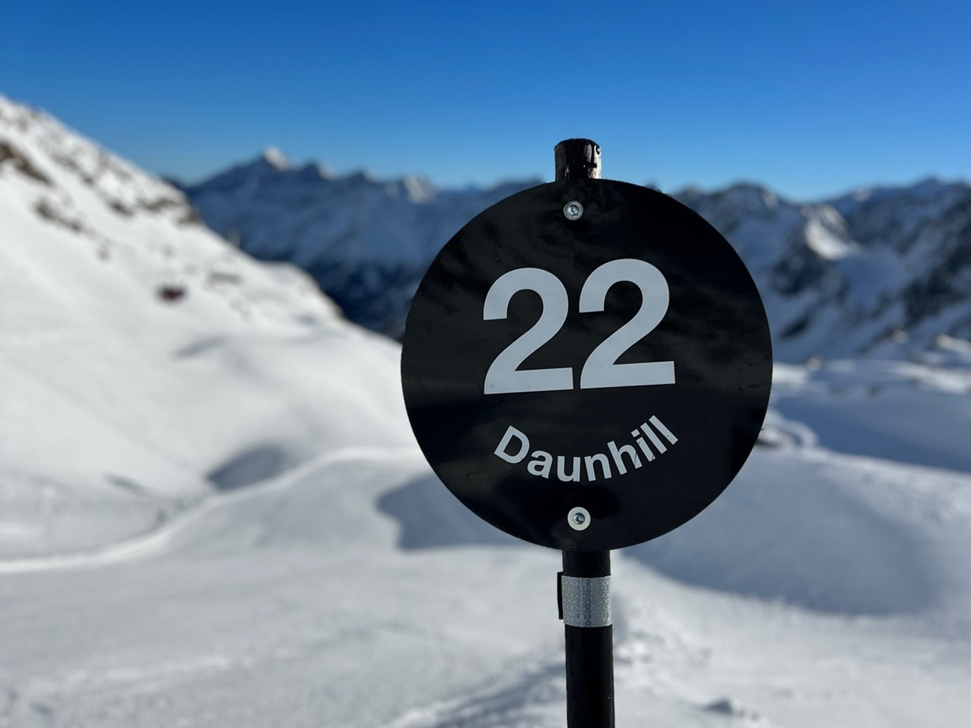 Die Schwarze Piste Daunhill (Nummer 22) am Stubaier Gletscher. Das Skigebiet Stubaier Gletscher ist im SKI plus CITY Pass Stubai Innsbruck inkludiert. 